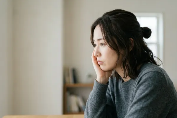マウスピース矯正を検討している女性